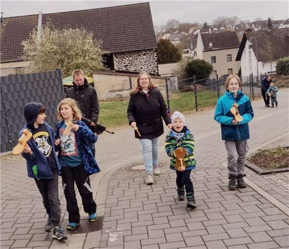 Früh am Karfreitagmorgen kläpperten die Kinder des Dorfes mit einigen Erwachsenen zusammen, und ersetzten, nach alter Tradition, das Glockengeläut zu den drei Tageszeiten.