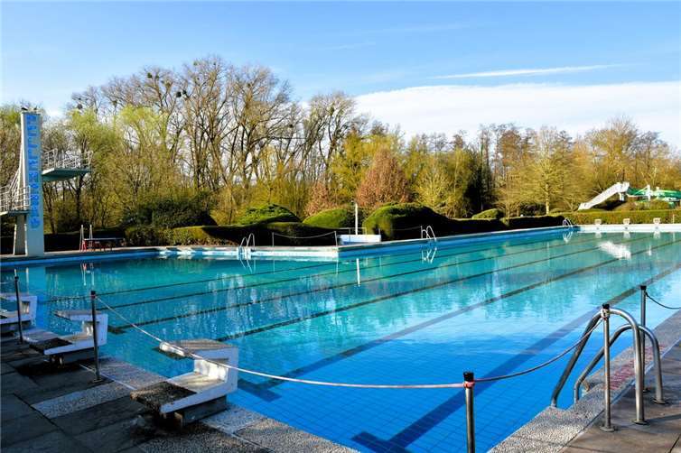 Früh am Morgen ins kühle Nass springen, Ruhe genießen und ein paar Bahnen ziehen. Darauf freuen sich bereits jetzt wieder viele Freibadgäste, die dieses Erlebnis im Freibad Pellenz nicht missen möchten. Foto: VG Pellenz