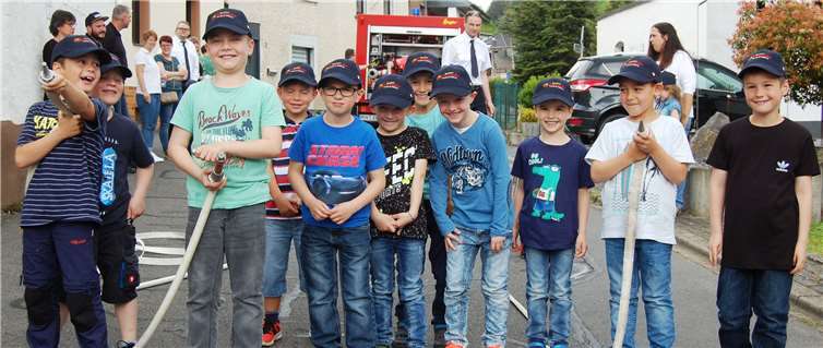 Früh übt sich, was ein Feuerwehrmann werden will: Der Bambini-Feuerwehr Trimbs-Welling gehören schon 16 Kinder an.Fotos: SK