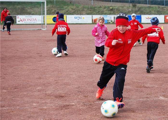 Früh übt sich, was ein Meister werden will: Auf dem Hartplatz in Langenfeld ist richtig was los.