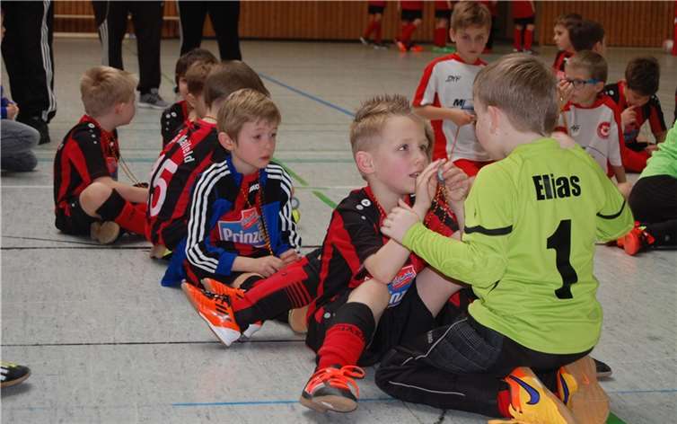 Früh übt sich, was ein Meister werden will: Die F-Junioren spielten ohne Wertung, hatten aber dennoch einen riesigen Spaß.