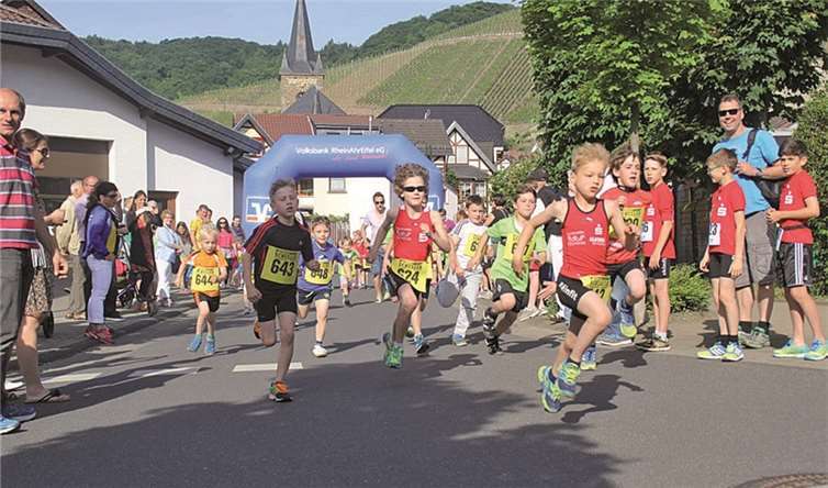 Früh übt sich, was ein Meister werden will: der Nachwuchs beim Start über 400 Meter.