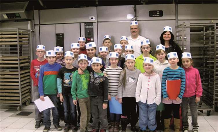 Früh übt sich, was ein Meister werden will: die Klasse 4b zu Besuch in der Bäckerei Haubrich.privat