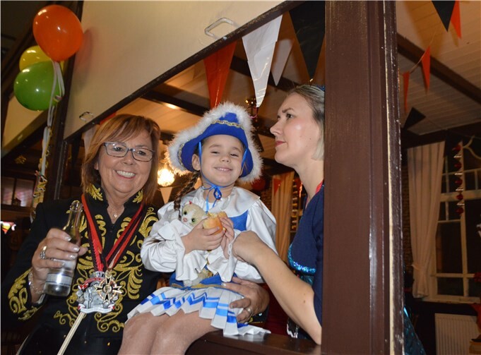 Früh übt sich, was ein richtiger Jeck werden will! Karin Diensberg, Präsidentin des Organisationskomitees für den Veilchendienstagszug (links) im kleinen Kreis jecker Wiever.