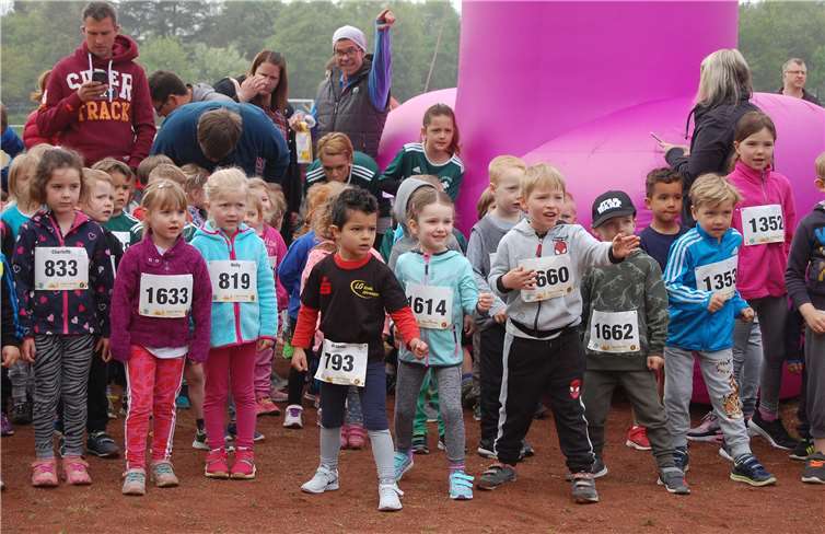 Thomas Sendker ließ es einfach laufen Früh übt sich, was später mal ein Marathoni werden will: Die Bambini kurz vor ihrem Start über 200 Meter.