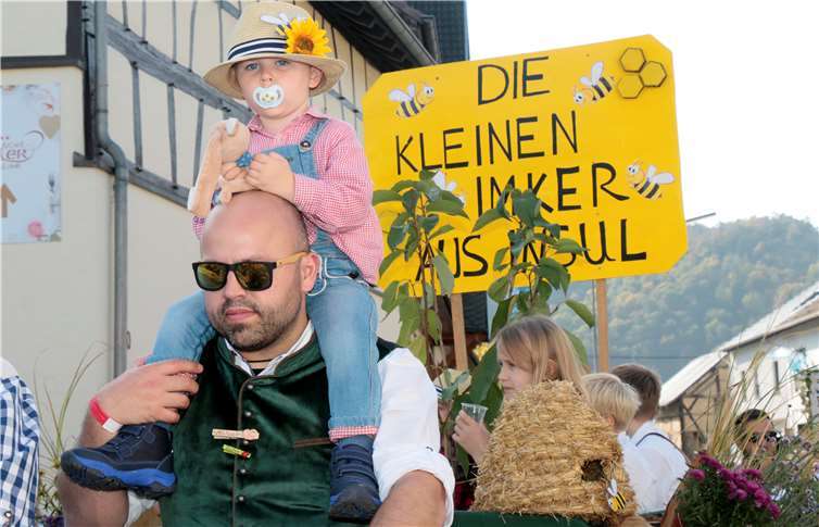 Früh übt sich, wer ein Imker werden will.