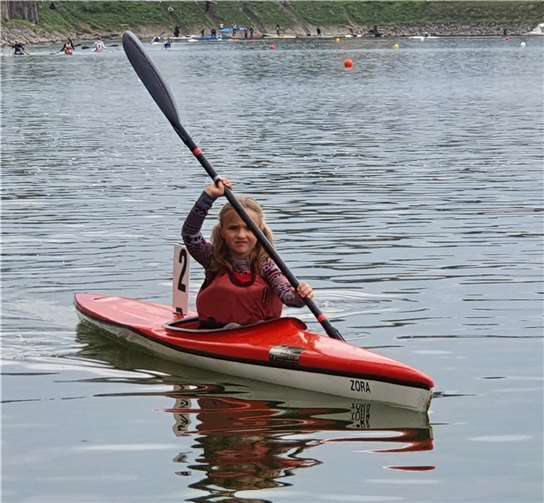 Früh übt sich...Caroline Kaske (7) paddelt erfolgreich zu Silber
