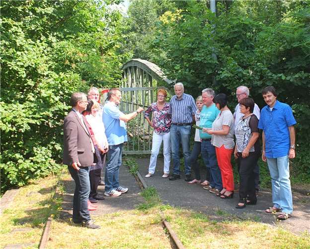Früher auch Schulweg für Kinder, ist die Eisenbahnbrücke seit Jahren wegen Baufälligkeit gesperrt. Mitglieder der SPD-Fraktion informieren sich vor Ort.privat