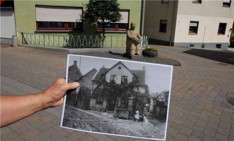 Früher und heute: Das „Deutsche Eck“, ein traditioneller Treffpunkt im Dorf.