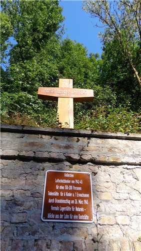 Das Kreuz am Stollenbunker „Kellerchen“ an der Allerheiligenbergstraße Frühere und heutige Außenansicht. Foto: Bernd Geil