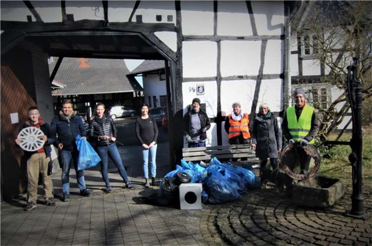Frühjahrsputz in Ließem – die Ausbeute war auch in diesem Jahr wieder groß.  Foto: W. Home 2