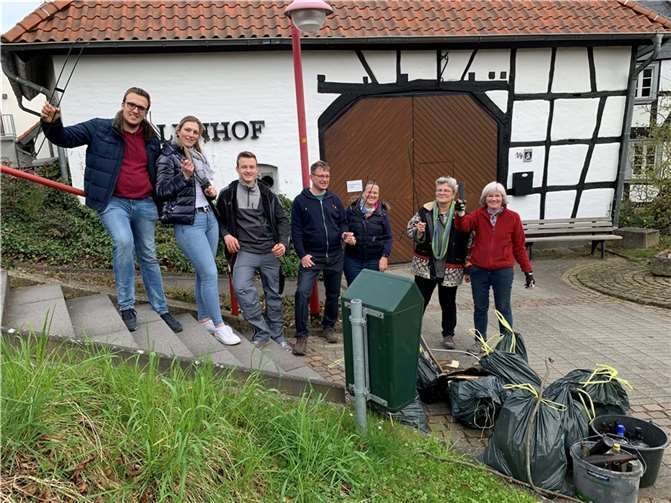 Frühjahrsputz in Ließem – die fleißige Müllsammelgruppe.  Foto: privat