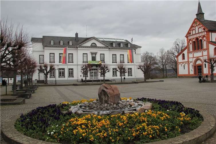 Frühling auf dem Sinziger Kirchplatz trotz bedeckten Himmels. Im Rathaus wurde über Nachtragshaushalt und Wiederaufbau diskutiert. Foto: GS