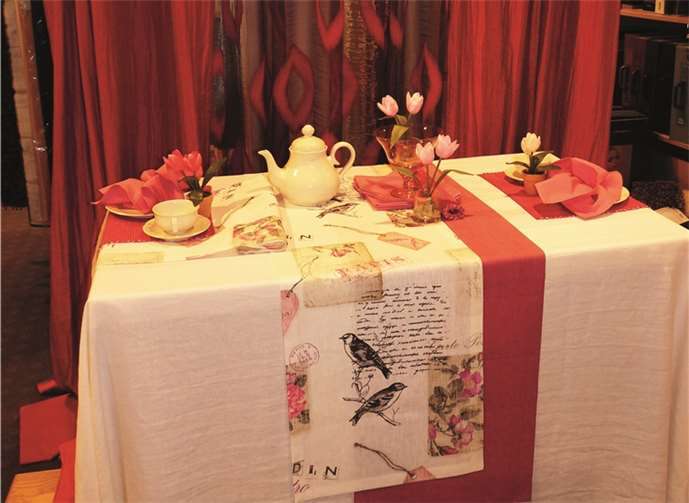 Frühlingsdekorationen inspirieren zum Decken einer festlichen Kaffeetafel.