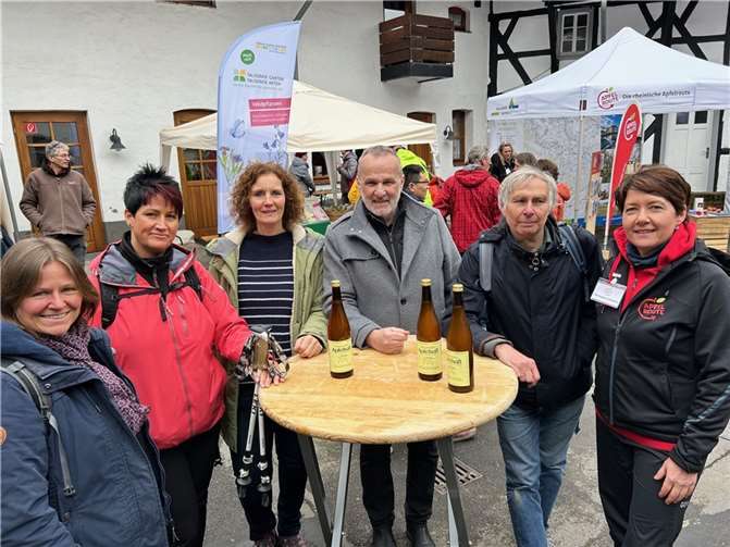 Frühlingsfest – offiziell eröffnet von Bürgermeister Jörg Schmidt (3.v.r.), hier mit Monique Lebahn (re./RVT), Andreas Stümer (2.v.r./ADFC) sowie (v.l.) aus dem Fachbereich 60 Tanja Gohrbandt, FB-Leiterin Jeannette Herrmann und Fest-Organisatorin Melanie Kamradt. Fotos: Gemeinde Wachtberg