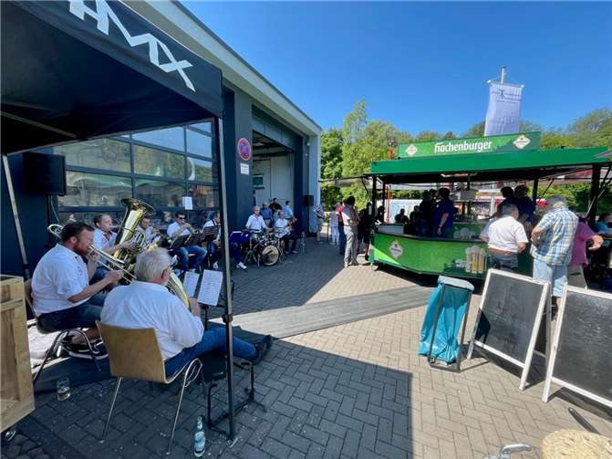 Frühschoppen mit den Dorfverblecher aus Reifert.  Fotos: Michael Huhn