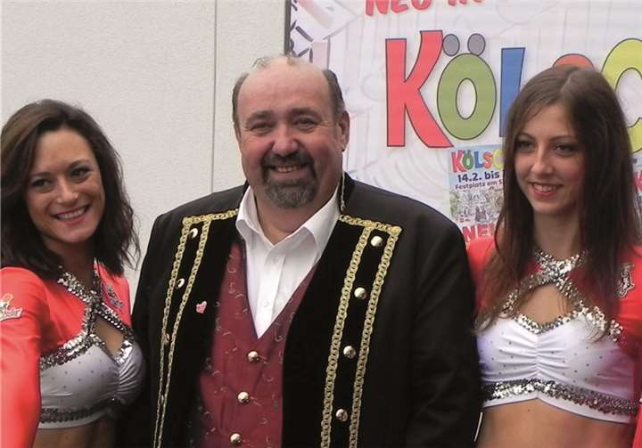 Führen in 2014 durchs Programm: die Kölschfest-Präsidenten Heinz-Gert „Bärchen“ Sester und Robert Greven, eingerahmt von den Cheerleadern des 1. FC Köln. privat