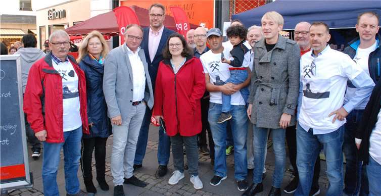 Führende Sozialdemokraten wie der Vorsitzende der SPD-Landtagsfraktion Alexander Schweitzer (4.v.l) und MdB Andrea Nahles (5.v.l.) diskutierten mit den Bergarbeitern von Rathscheck an ihrem Stand in Mayen. Foto: privat