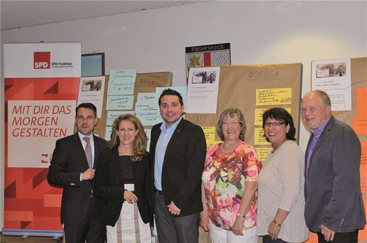 Führten durch den Dialog (v.li.): David Langner, Staatssekretär, Heike Raab, Staatssekretärin, Benedikt Oster, MdL, Tischmoderatoren Renate Klünder, Alison Sausen und Gerd Gansen. privat