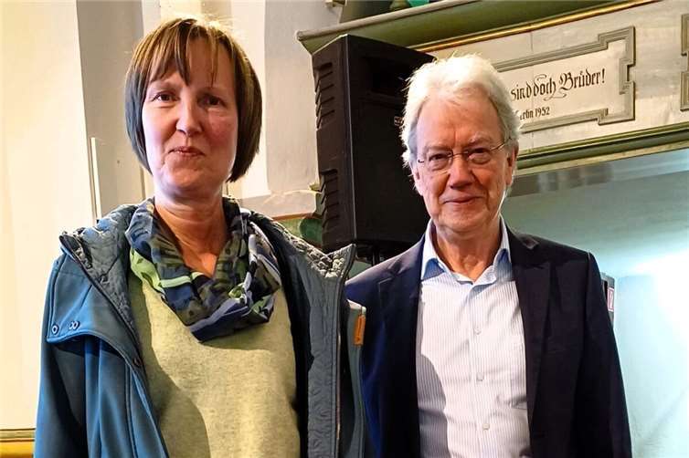Führten mit Worten und Musik durch das Leben und Wirken von Albert Schweitzer: Annette Dames und Professor Dr. Rüdiger H. Jung.  Foto: Erhard Jung