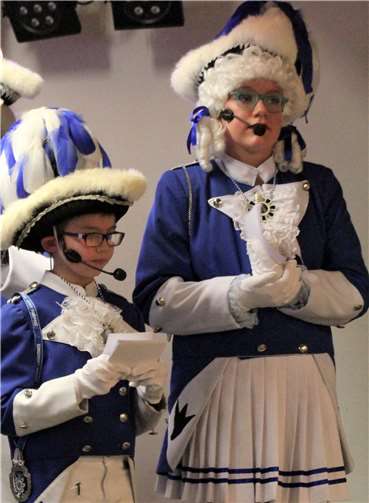 Führten souverän durch das Programm: Tim Schmitt und Leonie Geisen.