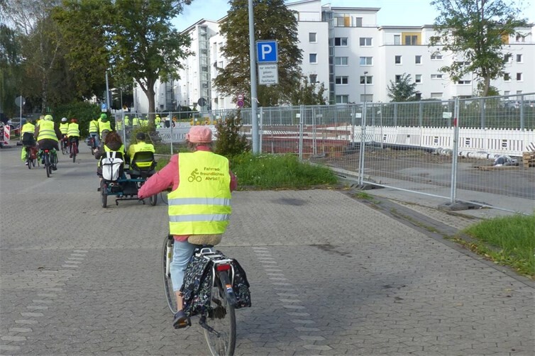 Führung des Radwegs bei den Baustellen der Kreuzstraße nicht für alle Radler*innen geeignet