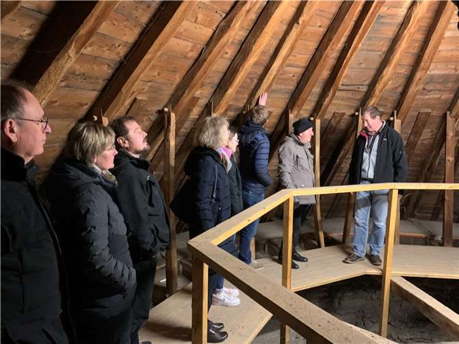 Führung im Langhaus der St. Castor-Kirche.