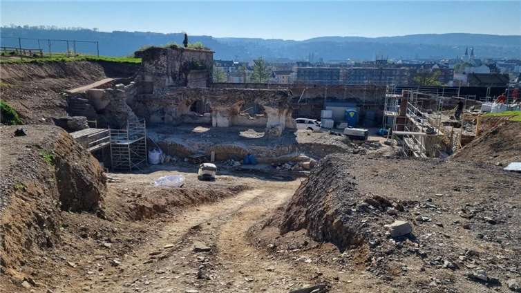 Führungen über die Baustelle - unter anderem zur neuen Bühne in der Grabenwehr inmitten der parkartigen Ruinenlandschaft - werden am 10. Mai zum Tag der Städtebauförderung im Festungspark Kaiser Franz angeboten. Foto: Stadt Koblenz / Michael Karkosch