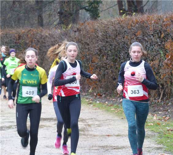 Führungsarbeit von Josi Balles (380) und Sarah Gräf (363) im 2470 m -Lauf. privat