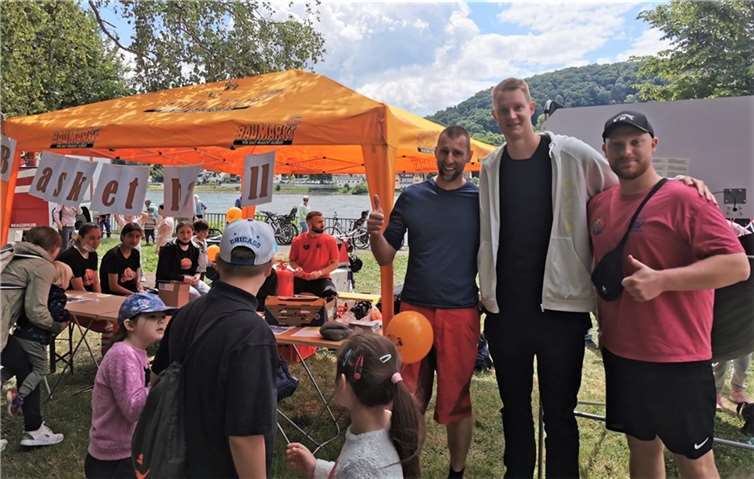 Führungskräfte unter sich, v. l. BBV Präsident und Bürgermeister, LA, Jochen Sachsenhauser; Robin Benzing, Kapitän der Nationalmannschaft, Nick Clostermann, BBV 2. Vorsitzender. Foto: Martin Wolfsteiner
