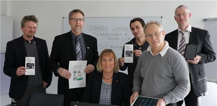 Führungskräfte verschiedener Fachrichtungen ziehen bei der Jungenförderung am gleichen Strang (von links): Volker Neuhaus, Thomas Wagner, Elisabeth Wilhelmi-Dietrich, Jan Viell, Wolfgang Dax-Romswinkel und Dr. Rainer Meilicke.CEW