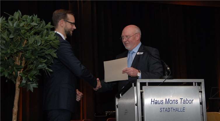 Führungswechsel: Bürgermeister Edmund Schaaf (rechts) überreicht seinem Nachfolger Ulrich Richter-Hopprich (links) die Ernennungsurkunde. Ab dem 1. Januar ist der dann Chef im Rathaus der Verbandsgemeinde Montabaur.