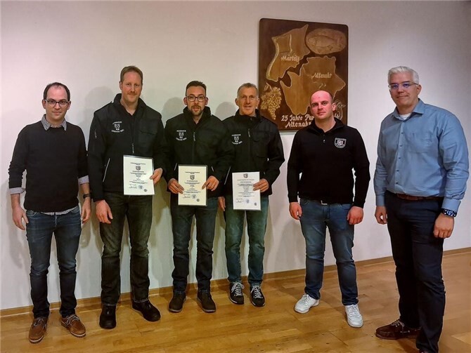 Führungswechsel bei der Freiwilligen Feuerwehr Berg: Nach Ablauf der regulären und engagierten zehnjährigen Amtszeit wurde Ralf Lanzerath (3. v. re.) auf eigenen Wunsch von seinen Aufgaben als Wehrführer entpflichtet. Der neue Wehrführer ist der bisherige Stellvertreter Dennis Kribs (2. v. li.). Das Amt des stellvertretenden Wehrführers übernimmt Tim Lanzerath (3. v. li.). Bürgermeister Dominik Gieler (re.), Wehrleiter Florian Ulrich (li.) und Stellvertreter Dirk Riske (2. v. re.) dankten Ralf Lanzerath für das geleistete Engagement und der neuen Führung für ihre zukünftige Arbeit. (Foto: Niklas Koll / VG Altenahr)Führungswechsel bei der Freiwilligen Feuerwehr Berg: Nach Ablauf der regulären und engagierten zehnjährigen Amtszeit wurde Ralf Lanzerath (3. v. re.) auf eigenen Wunsch von seinen Aufgaben als Wehrführer entpflichtet. Der neue Wehrführer ist der bisherige Stellvertreter Dennis Kribs (2. v. li.). Das Amt des stellvertretenden Wehrführers übernimmt Tim Lanzerath (3. v. li.). Bürgermeister Dominik Gieler (re.), Wehrleiter Florian Ulrich (li.) und Stellvertreter Dirk Riske (2. v. re.) dankten Ralf Lanzerath für das geleistete Engagement und der neuen Führung für ihre zukünftige Arbeit. (Foto: Niklas Koll / VG Altenahr)