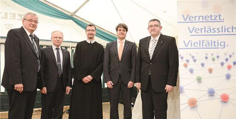 Führungswechsel im Kaufmännischen Bereich. (V.l.) Werner Mayer (2.v.l.) wurde in den Ruhestand verabschiedet, Matthias Warmuth (2.v.r.) ist neuer Kaufmännischer Direktor. Günter Mosen (Geschäftsführer Barmherzige Brüder Saffig), Bruder Peter Berg (Vorstandsvorsitzender Barmherzige Brüder Trier) und Frank Mertes (Hausoberer Barmherzige Brüder Saffig) dankten Mayer für sein Engagement und wünschten Warmuth viel Erfolg für die bevorstehenden Aufgaben.  Privat