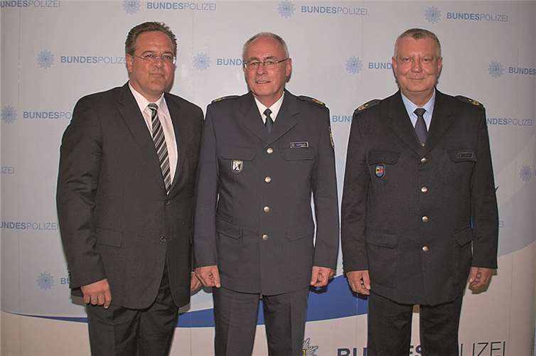 Führungswechsel vollzogen - eine neue Behördenleitung bei der Bundespolizeidirektion in Koblenz. (v.l.n.r.) Dr. Dieter Romann ( Präsident des Bundespolizeipräsidiums Koblenz), der verabschiedete Präsident der Bundespolizeidirektion in Koblenz, Manfred Lohrbach und der neue Präsident der Bundespolizeidirektion in Koblenz, Joachim Moritz.