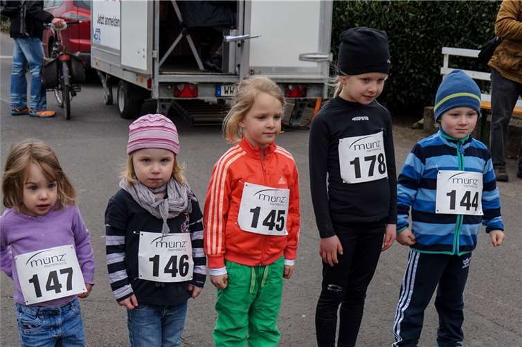Fünf Bambini im Alter von 2 bis 6 Jahre starteten auf der 200 m langen Laufstrecke.