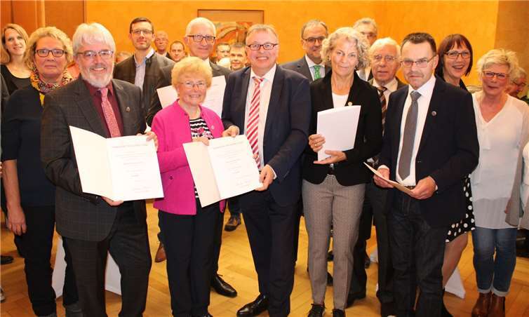 Fünf Bürger des Kreises Ahrweiler wurden mit der Ehrennadel des Landes Rheinland-Pfalz ausgezeichnet (von links): Hubertus Kunz (Mayschoß), Ingrid Jeub (Niederzissen), Wilhelm Busch (Bad Neuenahr-Ahrweiler), Landrat Dr. Jürgen Pföhler, Irmtraud Kull (Bad Breisig) und Michael Jahr (Bad Neuenahr-Ahrweiler).Foto: DU