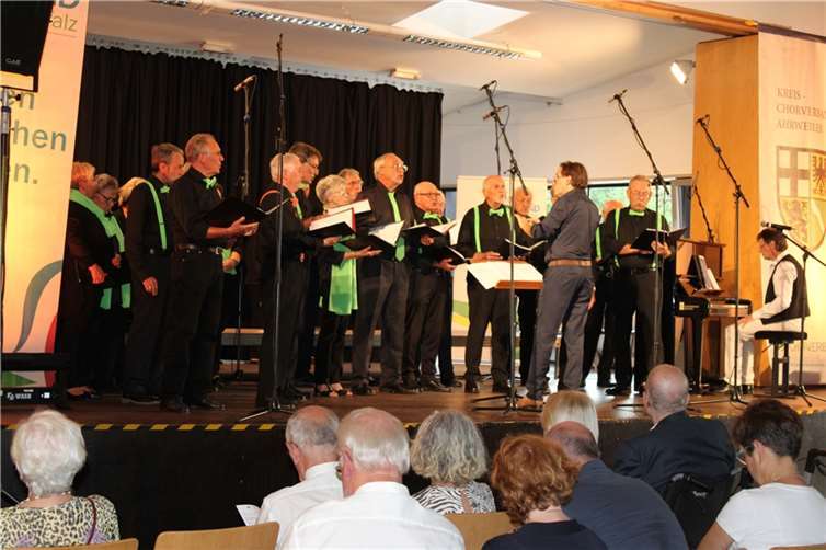 Fünf Chöre brachten in der Landskroner Festhalle ihr musikalisches Können zu Gehör – hier die Cäcilienchöre Heimersheim.  Foto: DU