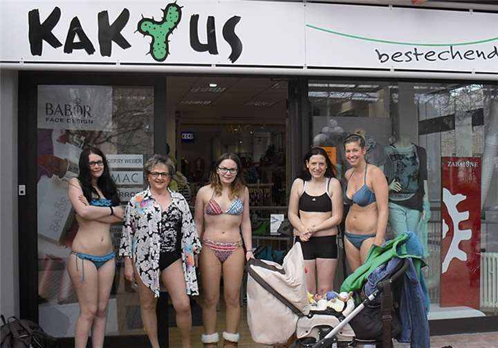 Fünf Damen warteten bei eisigen Temperaturen in Bademode vor der Tür. Für diese Tat erhielten sie einen Warengutschein in Höhe von je 150 Euro. privat