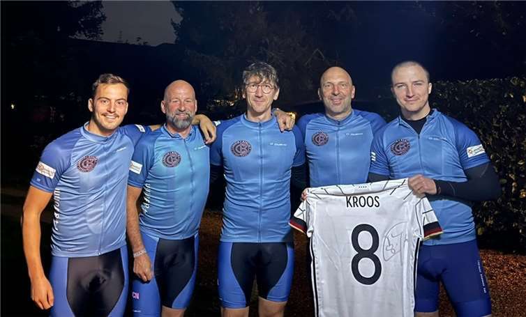 Fünf Freunde auf 1.427 Kilometern für den guten Zweck: v.li. Anton Klotz, Ralph Retterath, Morten Lohrmann, Frank Klotz und Niklas Levinsohn.  Foto: privat