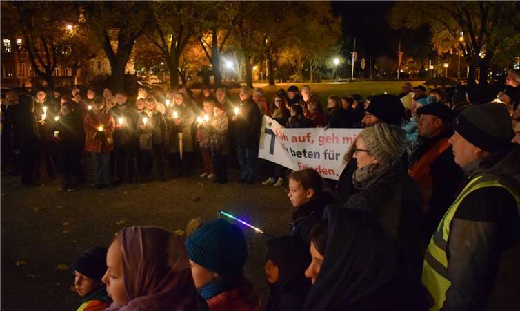 Fünf Gemeinden unterschiedlichen Glaubens und der Migrationsbeirat des Kreises hatten zum Sternmarsch für den Frieden in Bad Ems aufgerufen.Dekanat Nassauer Land