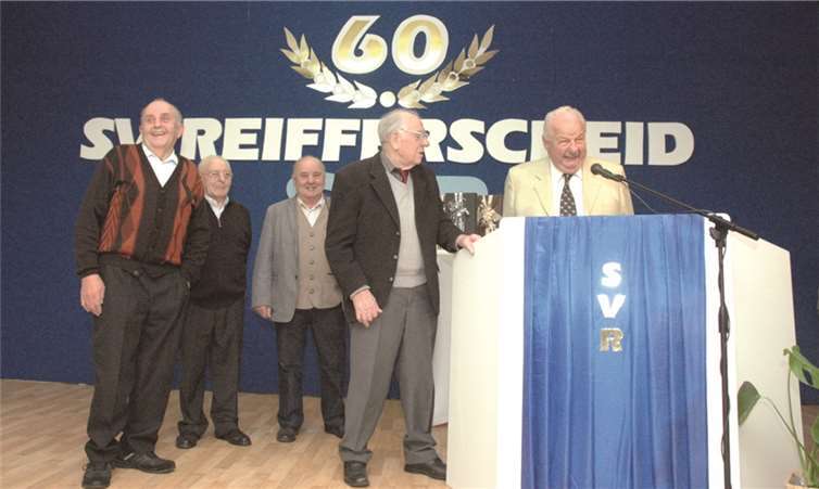 Fünf Gründungsmitglieder konnten beim Festkommers zum 60-jährigen Bestehen des SV Reifferscheid begrüßt werden. Albert Sesterheim blickte humorvoll auf die Zeit zurück, als seine Mitstreiter und er den Sportverein aus der Taufe hoben.