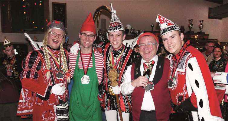Fünf Herzen und eine Seele - das Dreigestirn freute sich ganz besonders, auchPastor Ralf Birkenheier und Kaplan Peter Zillgen bei dem Empfang in der Schützenhalle begrüßen zu dürfen. Fotos: -FRE-