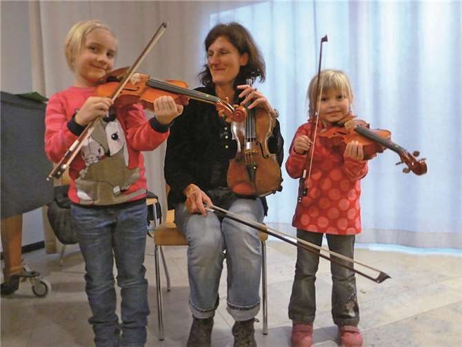 Fünf Instrumente können die Kinder testen und kennenlernen.  Privat
