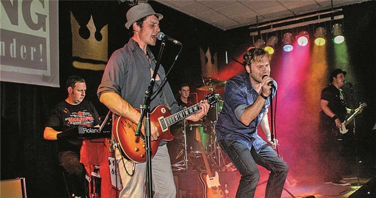 „Fünf Jestalte“ geben bei ihren Konzerten traditionsgemäß alles, um dem Publikum einzuheizen.privat