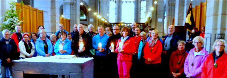 Fünf Jubiläums-Pilger (mit Kerze) und 27 Erstpilger erhielten würdevolle Auszeichnungen zur weiteren Pilger-Motivation.