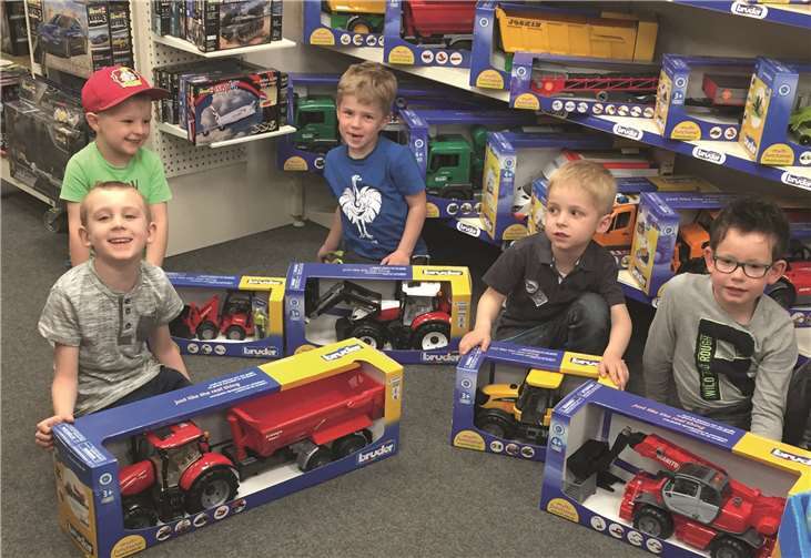 Fünf Jungen freuten sich bei Waldecker über ihre Gewinne in Form von hochwertigen Spieltraktoren und -baggern. privat