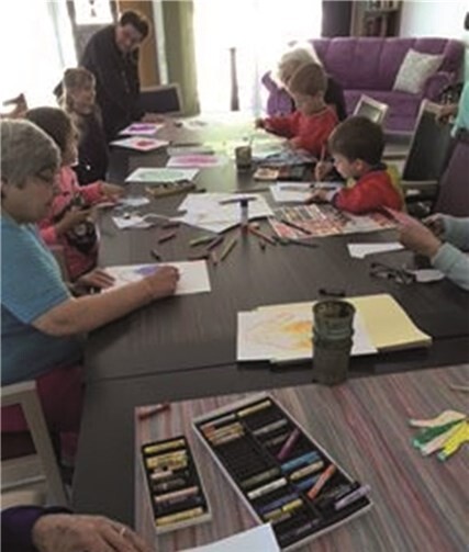 Fünf Kinder der Kita Oberfell waren zu Gast in der Villa Ausonius und haben gemeinsam mit den Bewohnern gebastelt.privat