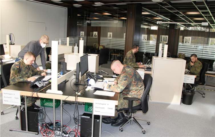Fünf Kräfte der Bundeswehr unterstützen das Gesundheitsamt des Weserwaldkreises bei der Eindämmung der Corona-Pandemie.Foto: Pressestelle des Westerwaldkreises