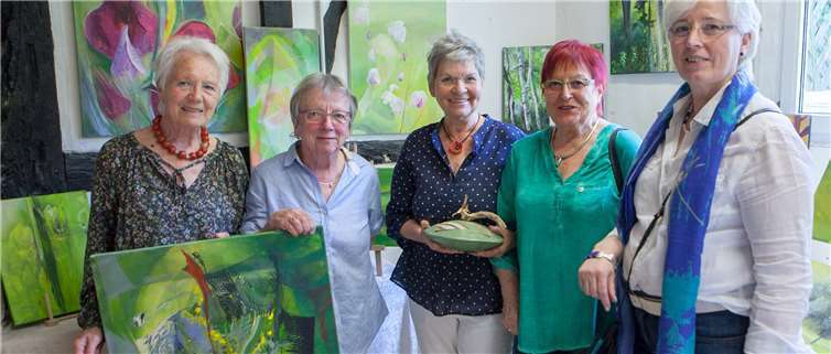 Fünf Künstlerinnen zeigten in Odendorf ihre „Scheunenschätzchen“ (von links): Ute Brockhausen, Beery Scholl-Wouda, Elke Marion Utrecht, Karin Donath und Christine Gildenhard.JOST
